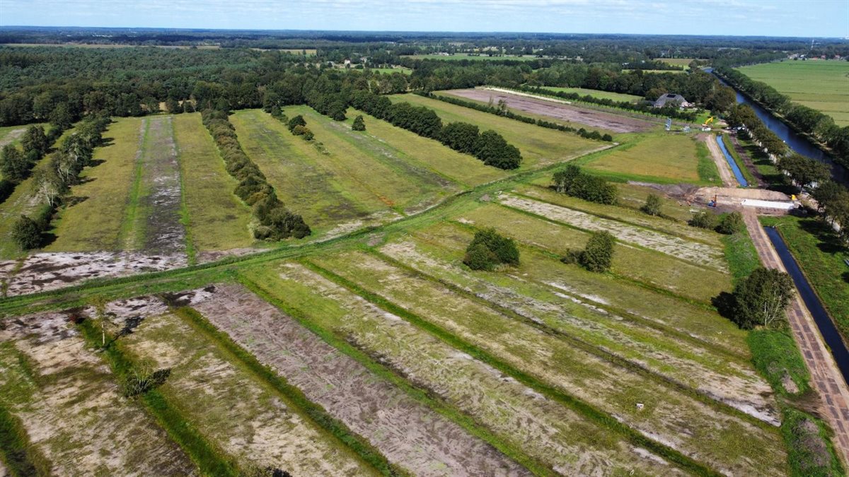 Hier is goed te zien hoe de duiker (rechts in beeld) zorgt voor een verbinding tussen de Drentse Hoofdvaart en het gebied van Ootmaanlanden.