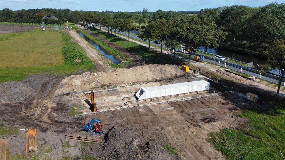 De elementen worden aan elkaar verbonden en met een soort kit waterdicht gemaakt.