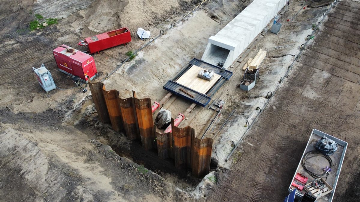 De rode cilinders achter de damwand drukken de duiker naar voren. Hier wordt alles in gereedheid gebracht.