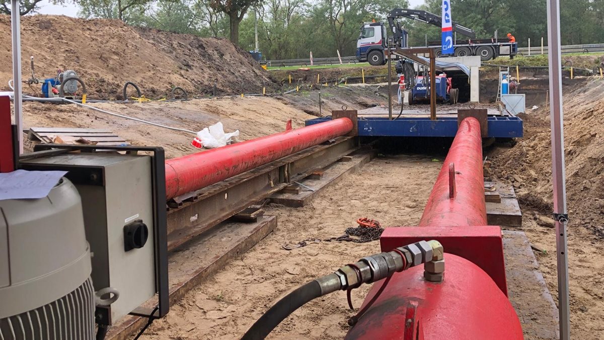 De cilinders worden steeds een stukje verlengd, als de duiker verder onder de weg verdwijnt.