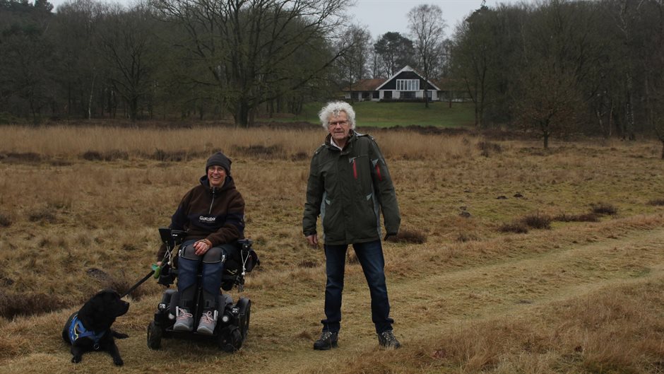 Maaike en Gerard + hond in het landschap Holtingerveld