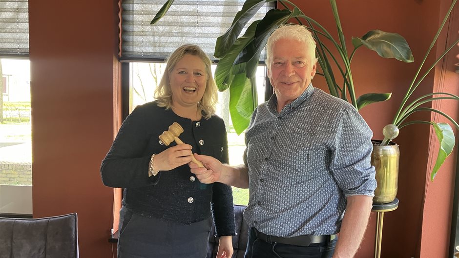 Henk Kosters draagt de hamer over aan Mirjam Pauwels